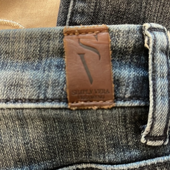 Vera Wang Capris - Picture 3 of 4